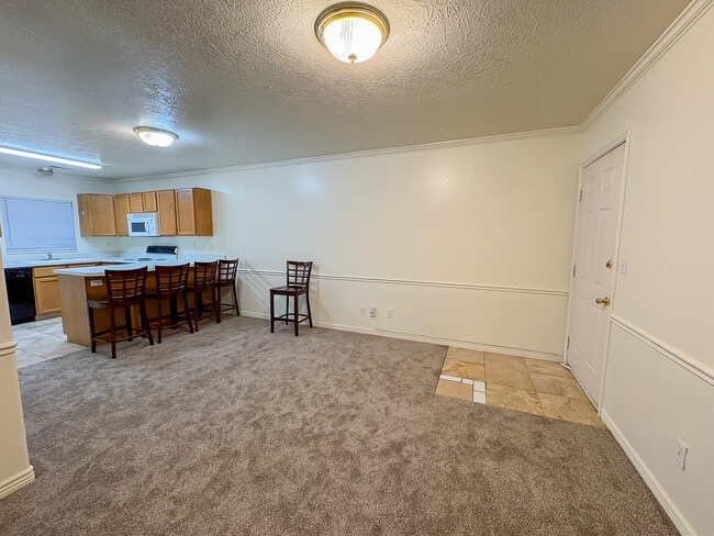 Building Photo - 1611 N Grandview Ln