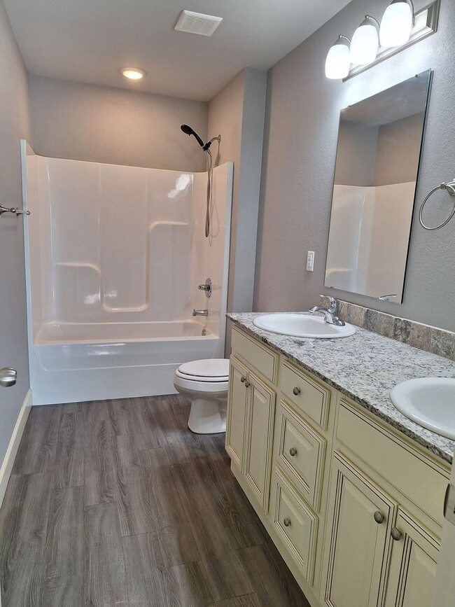 Building Photo - 3 bedroom Duplex