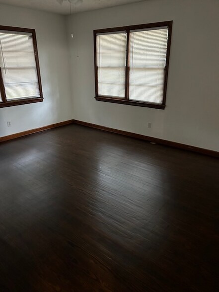 Building Photo - 2076 S Grandview Ave