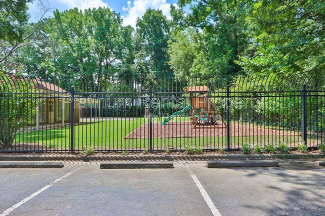 Building Photo - 3825 Lavista Rd