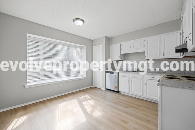 Building Photo - 2481 Chiswood St