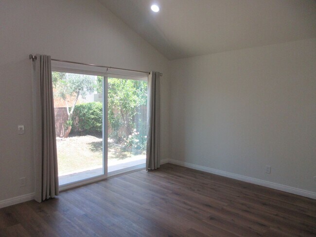 Building Photo - Beautiful updated 1-story home in Northridge
