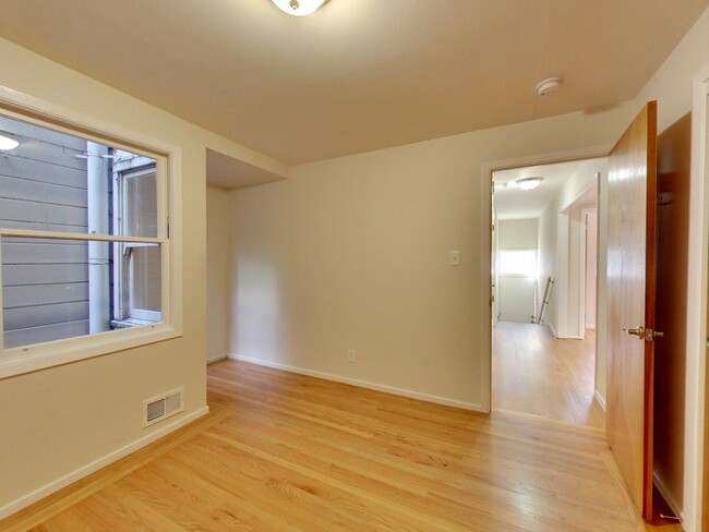 Building Photo - One Month Free!! Prime Telegraph Hill Loca...