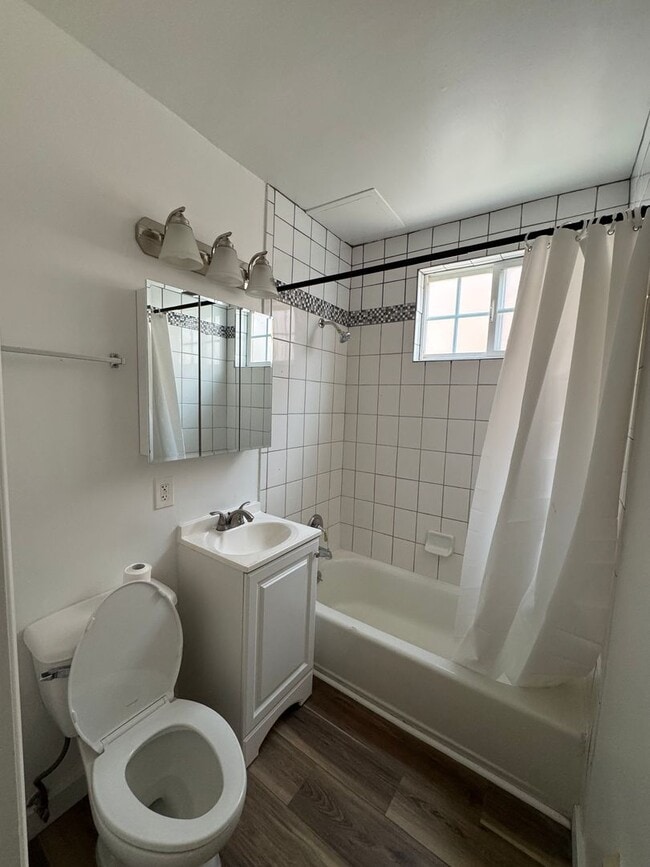 Building Photo - 1 Bedroom in Gardena With Parking Included...