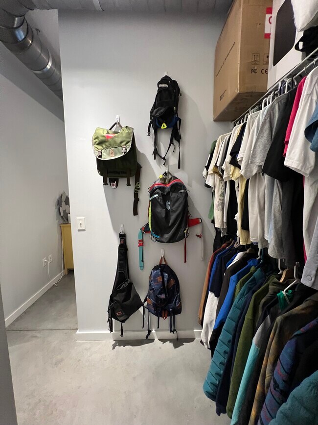 Building Photo - 2124 E 6th St