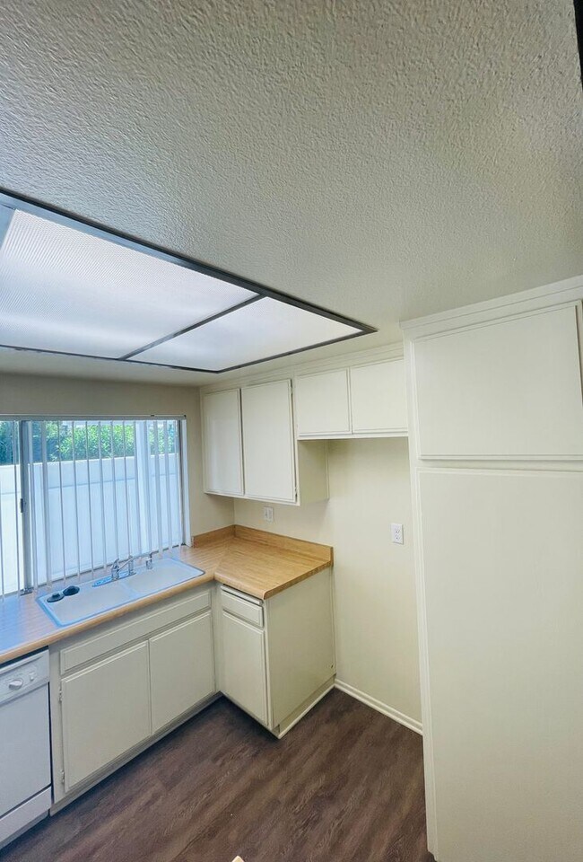 Building Photo - Spacious 2-bedroom, 2-bathroom condo featu...