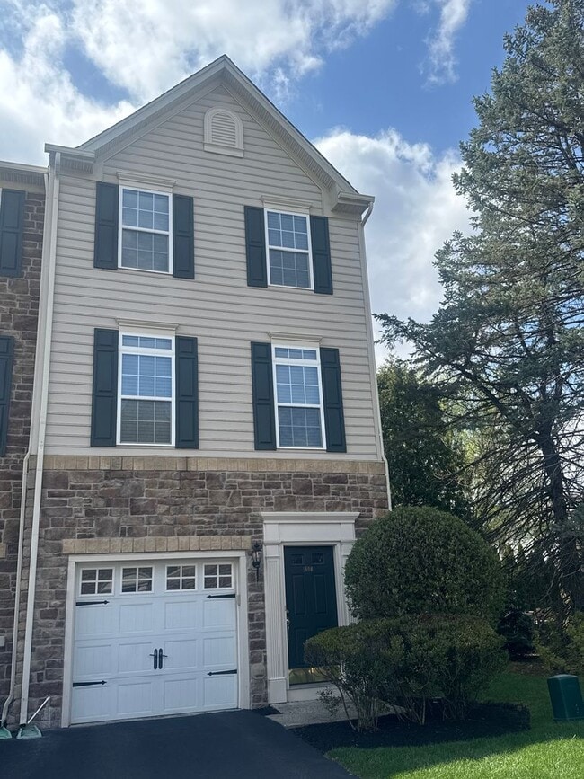 Building Photo - 1600 Oakridge Ln