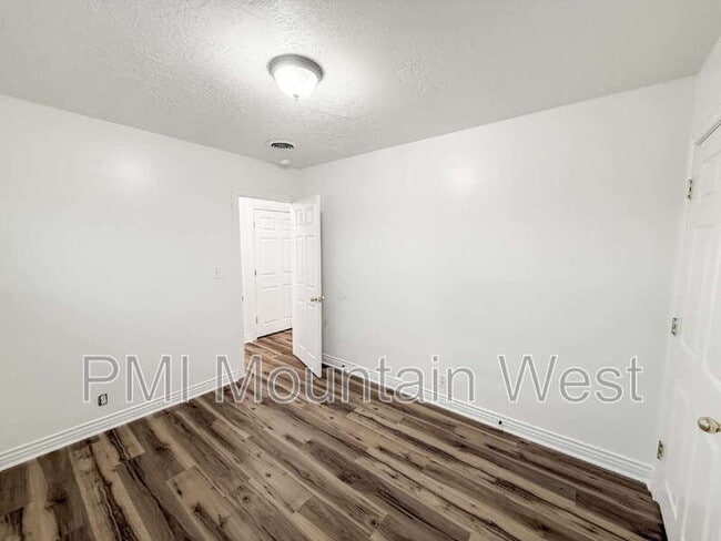 Building Photo - 373 E 150 N