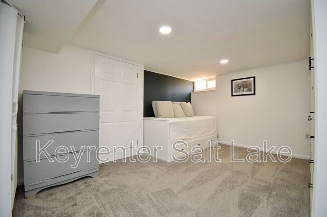 Building Photo - 159 W 2200 S