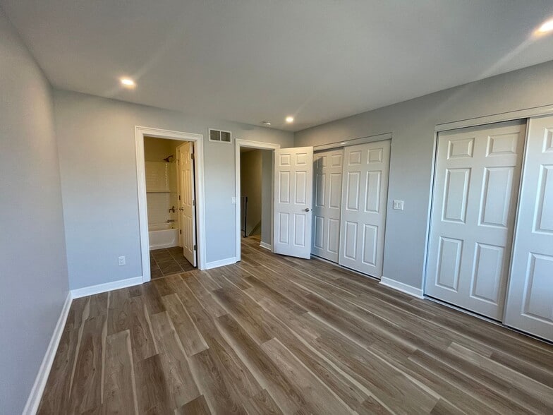 Building Photo - 8072 Wimbledon Dr