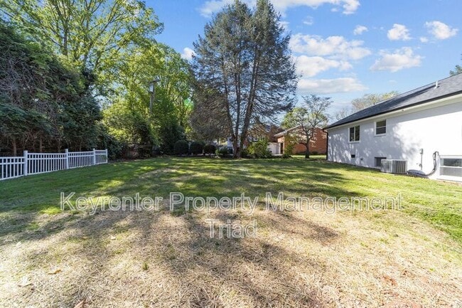 Building Photo - 3807 W Friendly Ave