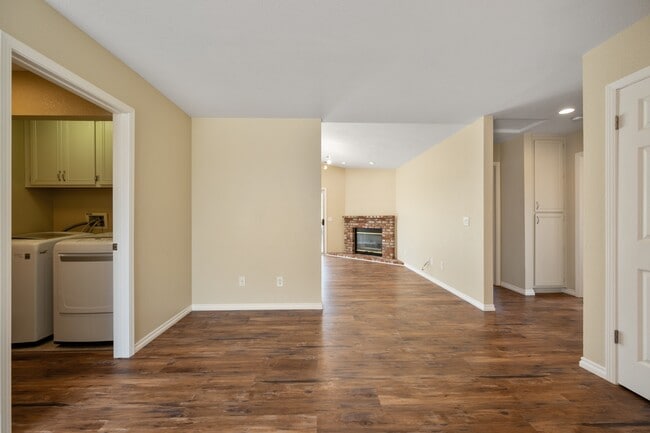 Building Photo - 885 Peregrine Ln
