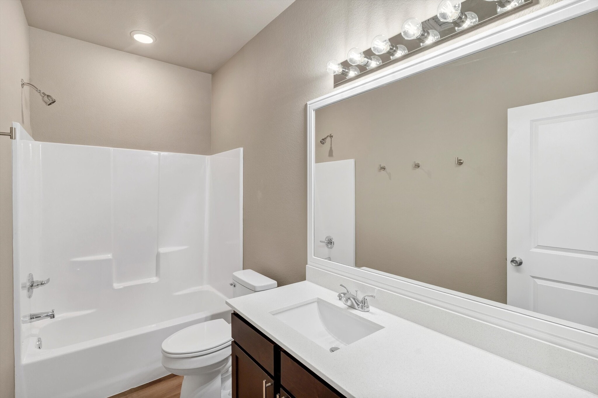 Building Photo - 404 Lake View St