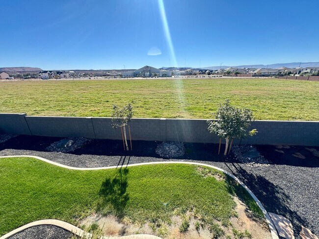 Building Photo - Beautiful Modern 5 Bedroom Furnished Home!!