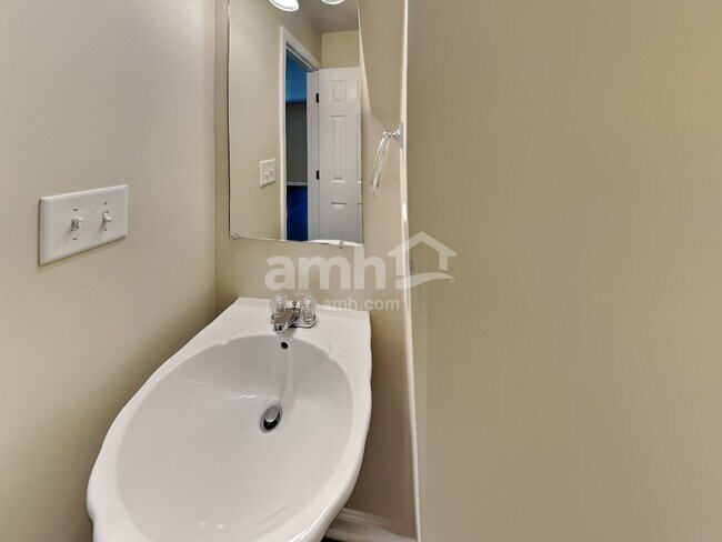 Building Photo - 1038 Vanguard Dr