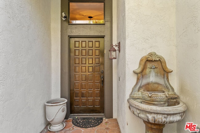 Building Photo - 1561 Palisades Dr