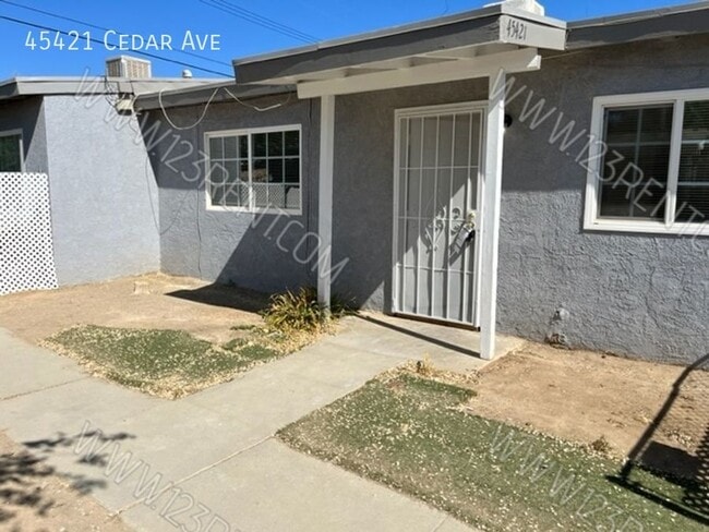 Primary Photo - 45421 Cedar Ave