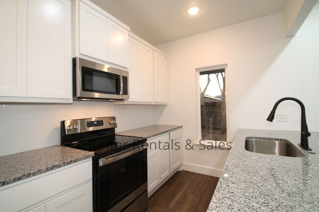 Building Photo - Upscale Three-bedroom Townhome!