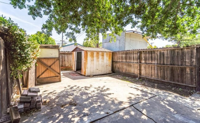 Building Photo - 102 Glendora Ave