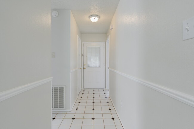Building Photo - Cozy, Freshly Updated 3-bedroom 2-bathroom...