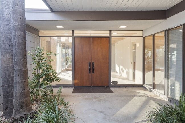 Building Photo - 10347 Cozycroft Ave