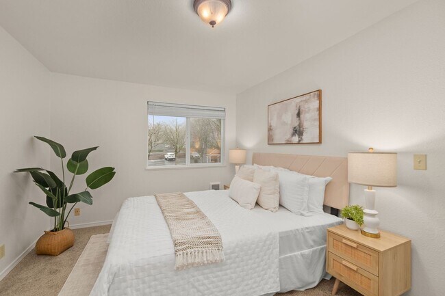 Building Photo - Charming 2 Bed/1 Bath Lake Oswego Condo in Eagle Crest Community