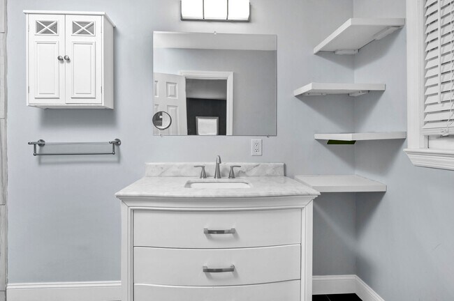 Building Photo - Prime Location! Beautiful Home Only Minutes to The Vista & Downtown