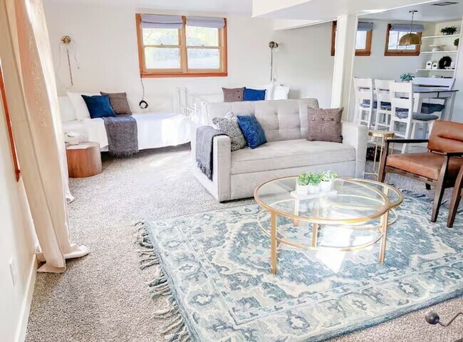 Building Photo - Modern 4 bed/2 bath with Mountain Views and a Fenced Backyard