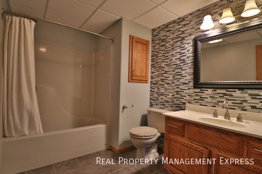 Building Photo - Stunning 5 Bedroom 3 Bath Home in South East Sioux Falls