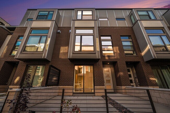 Building Photo - Spacious 3-Bedroom Townhome in the Heart o...