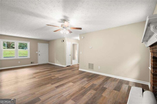 Building Photo - 200 E Country Woods Dr