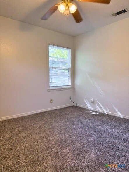 Building Photo - 1704 Smith Dr