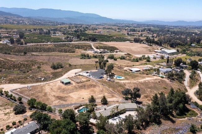 Building Photo - RANCH STYLE POOL HOME ON 2+ ACRES IN THE H...