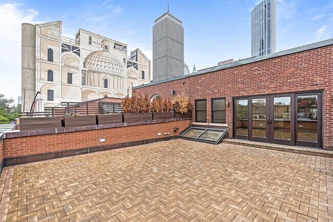 Building Photo - 330 Newbury St
