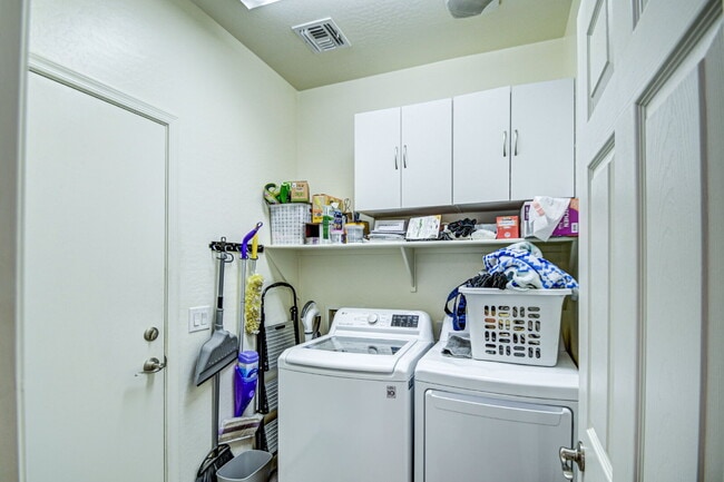 Building Photo - Del Rio Ranch Beauty
