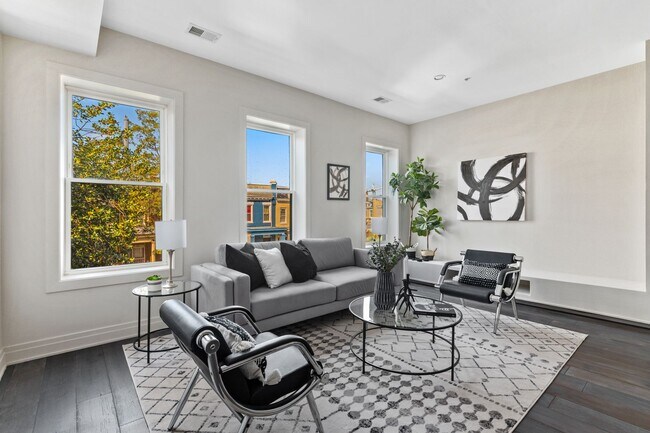Building Photo - Beautiful 2 bed 2 bath plus den- Parking!!...