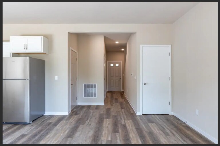 Building Photo - 1076 W 20th Ave