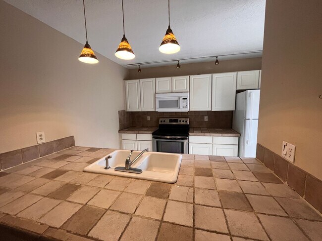 Building Photo - 5373 Bamboo Ct