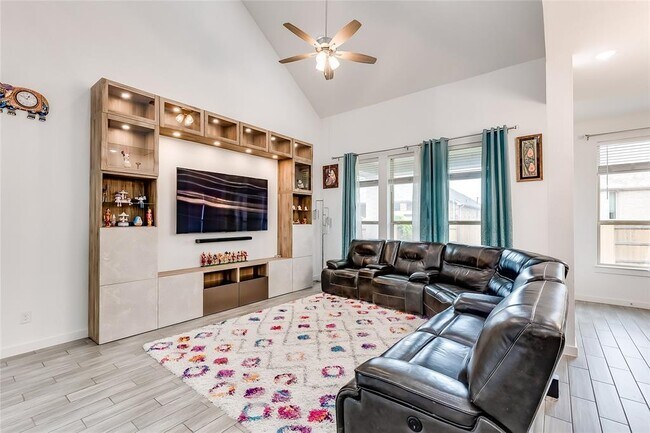 Building Photo - 833 Whitetail Dr