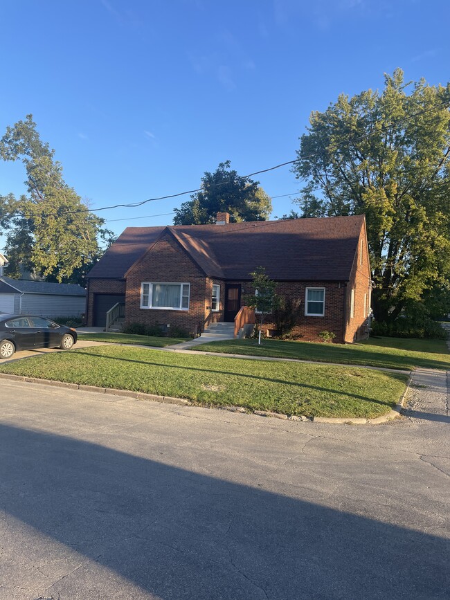 Building Photo - 711 7th Ave