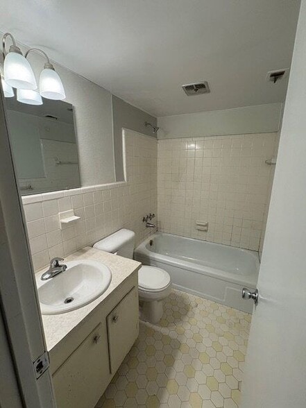 Building Photo - 904 E 14th St