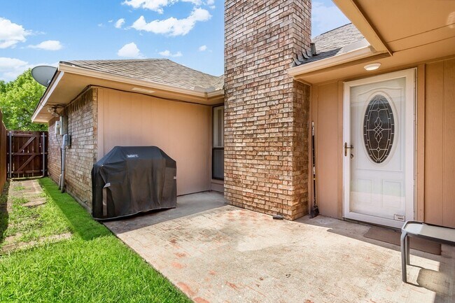 Building Photo - 1016 Willowbrook Trail