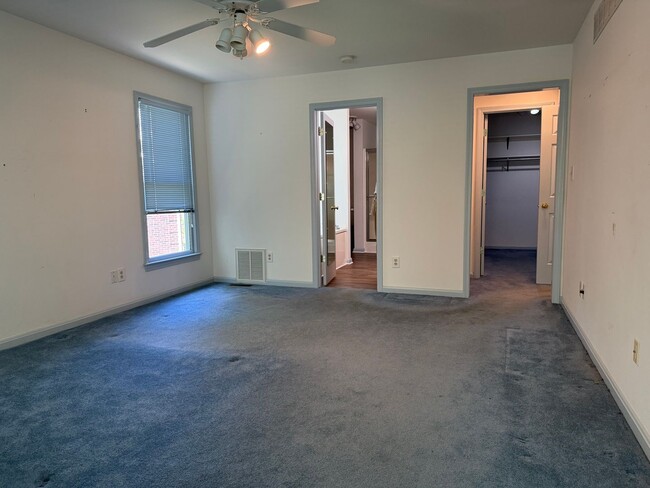 Building Photo - 3 bedroom 2.5 bath house with basement