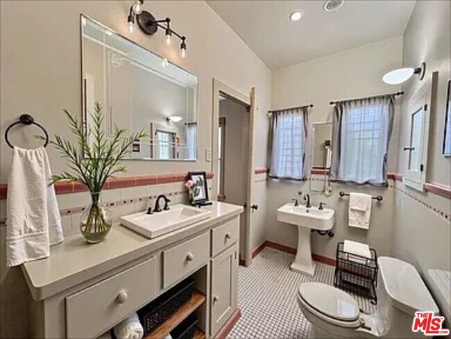 Building Photo - 145 N Sycamore Ave