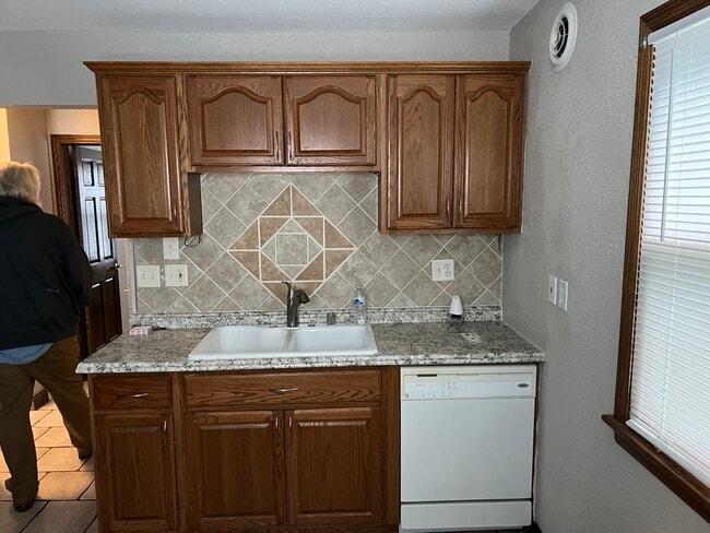 Kitchen - 1224 E Howard Ave