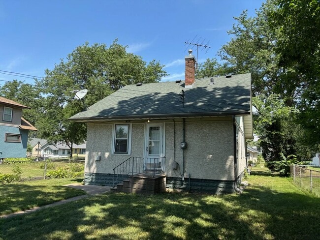 Building Photo - Charming 2+ Bedroom Single Family on a gre...