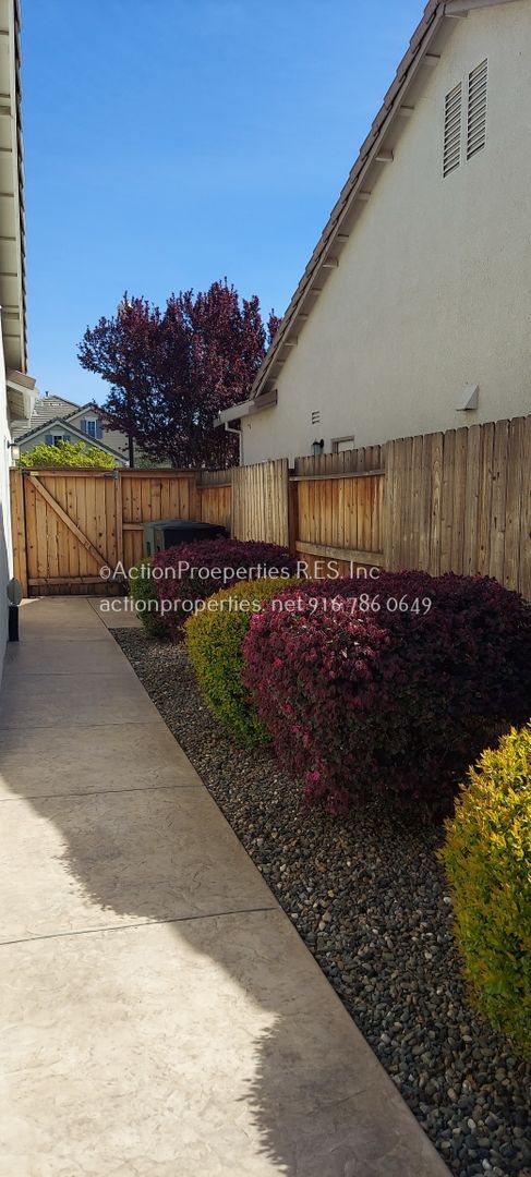 Building Photo - West Park -3 Bedroom, 2 Bath,  Single Stor...