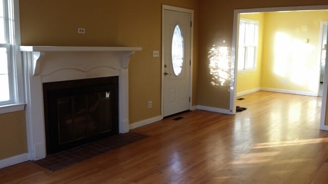 Building Photo - Come make this home yours