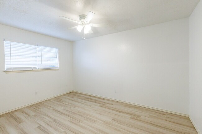 Building Photo - Beautifully Updated Duplex in South Lubbock!