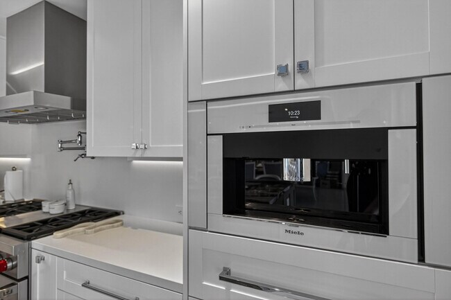 Building Photo - 3109 NE 42nd Ct